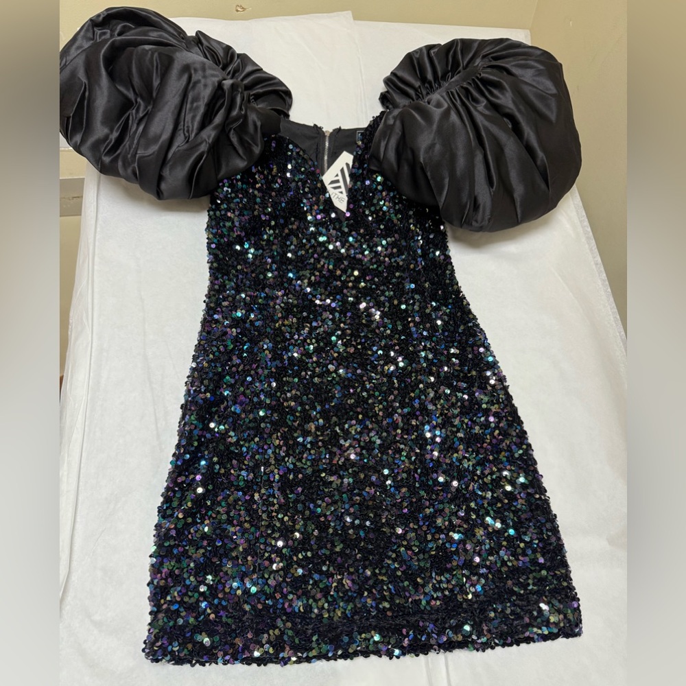 NWT; BLITHE Sequin Mini Dress with Puff Sleeve🔥